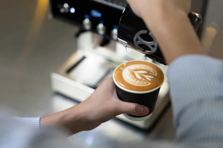 使用Sunbeam 重磅新品 Origins 半自動義式咖啡機萃取與打奶泡無需等待，3 分鐘內即可完成。業者提供