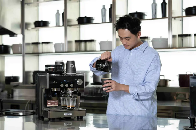 Sunbeam 重磅新品——頂規 Origins 半自動義式咖啡機，首創搭載「萃取秒數計時器」搭配 58。業者提供