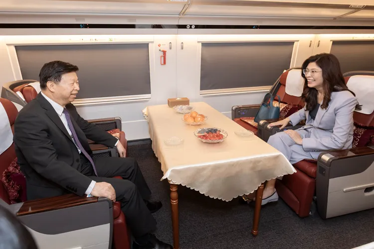 張榮恭指出，10項措施有利兩岸交流，可說是大陸託鄭麗文送給台灣人的禮物。國民黨提供