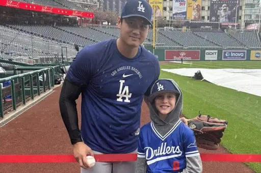 小球迷淋雨看他練球！大谷翔平「一暖舉動」被讚爆