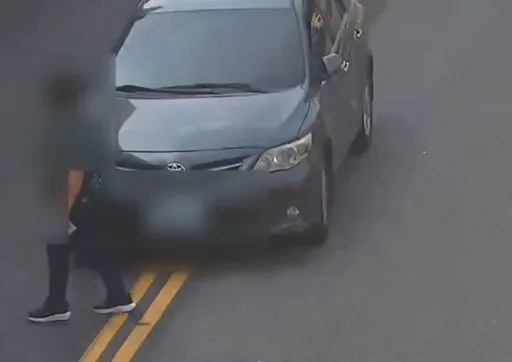 男駕駛恍神釀禍！失控跨越雙黃線撞飛7旬婦　對向2車亦遭波及