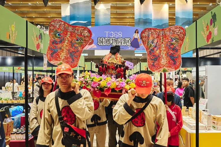西螺太平媽首度駐駕百貨，以傳統藝陣+儀式體驗迎接。新光三越提供