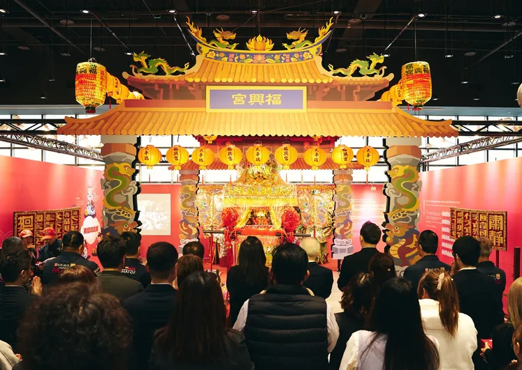 西螺福興宮「太平媽」駐駕百貨展場，現場真實還原廟殿文化場景。新光三越提供