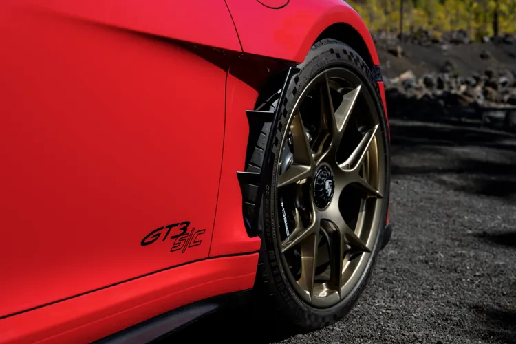 車身大量採用碳纖維與鎂合金材質，包括前廂蓋、葉子板與輪圈等部位，以降低整體車重。原廠照片