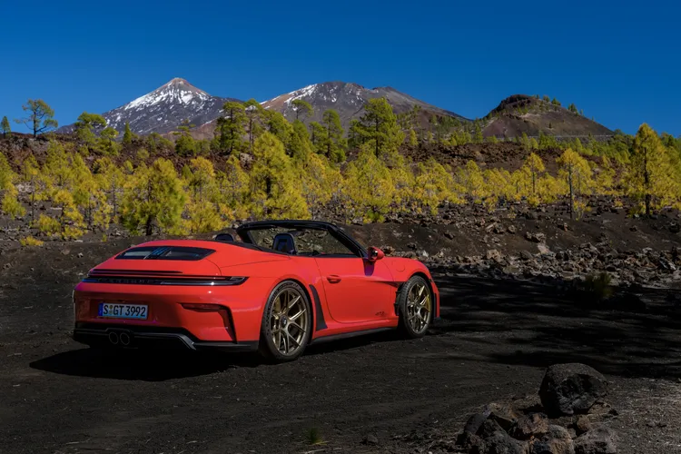 Porsche 911 GT3 S/C軟頂敞篷機構支援時速50km/h以下開關操作，約12秒即可完成啟閉。原廠照片