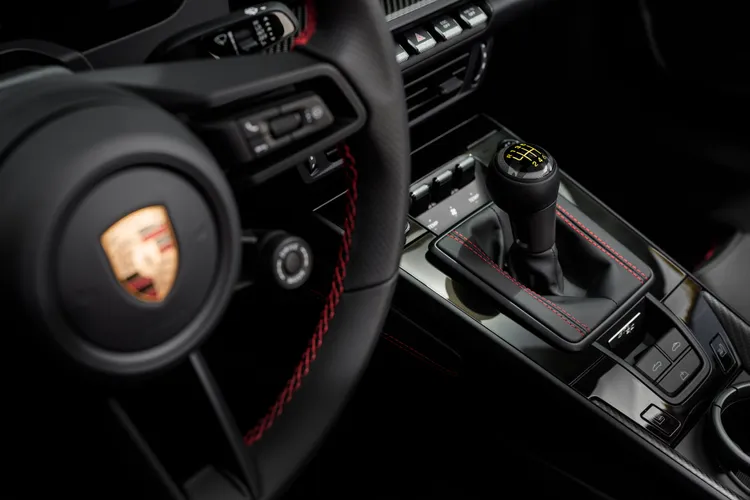 Porsche 911 GT3 S/C提供六速手排變速箱，為熱血買家帶來純粹的駕馭樂趣。原廠照片