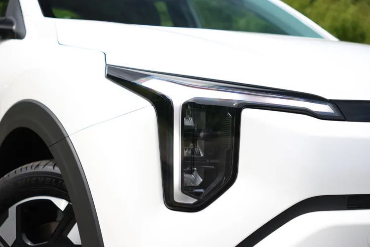 頭燈內部採用三顆LED模組配置，日行燈同時具備方向燈功能，在造型與實用性之間取得平衡。林浩昇攝