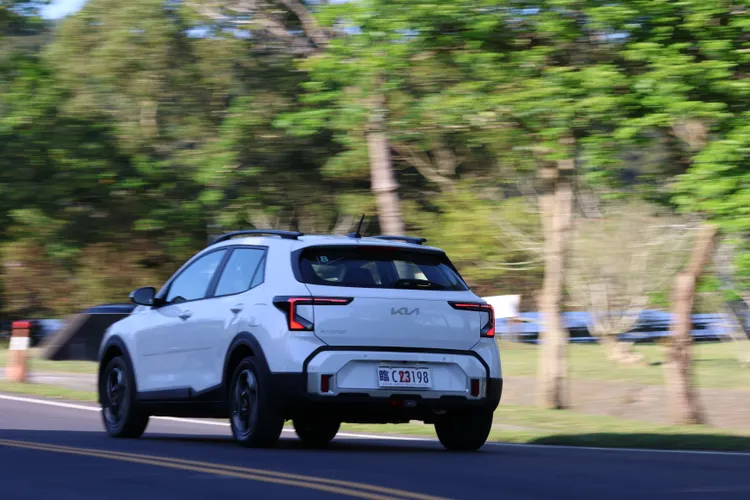 Stonic短小車身搭配偏Q彈懸吊設定，展現靈活且帶點運動感的操控特性，較低車高抑制側傾，連續彎道中重心轉移快速且穩定。林浩昇攝