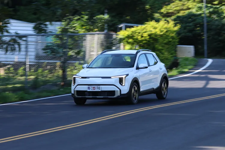 Stonic在輕油電輔助下起步與低速行駛相當輕快，雙離合器變速箱表現平順，日常通勤頗為友善。林浩昇攝