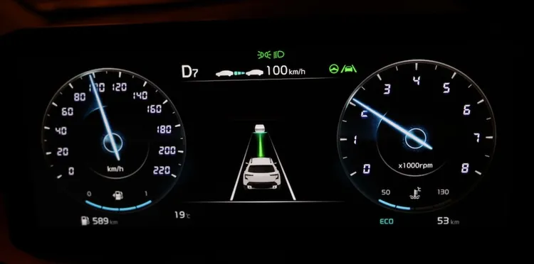 小改款Stonic標配DRIVE WiSE智慧安全輔助系統，具備Level 2等級駕駛輔助機能，包含全速域SCC智慧巡航控制與LFA車道維持輔助等功能。林浩昇攝