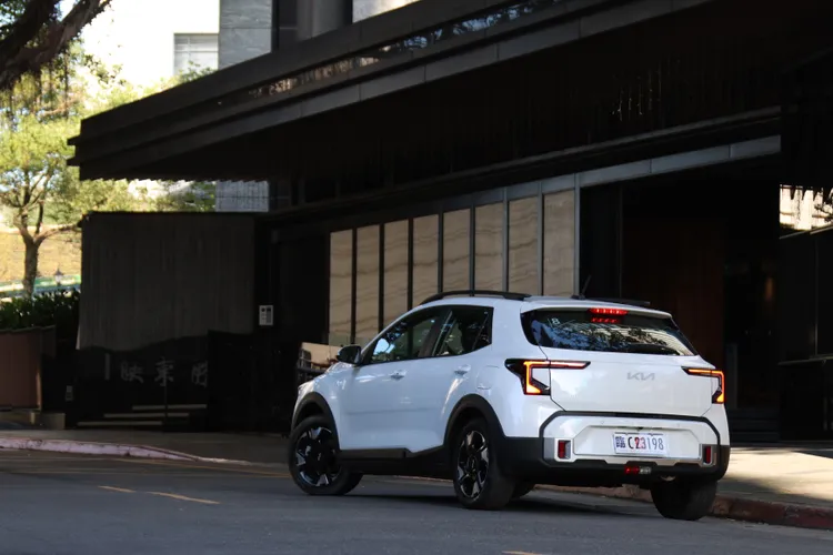 小改款Stonic透過外觀、內裝與科技配備的全面升級，整體產品力明顯提升，在維持入門跨界休旅實用本質的同時，也進一步強化質感與駕馭樂趣，展現更成熟的市場競爭姿態。林浩昇攝