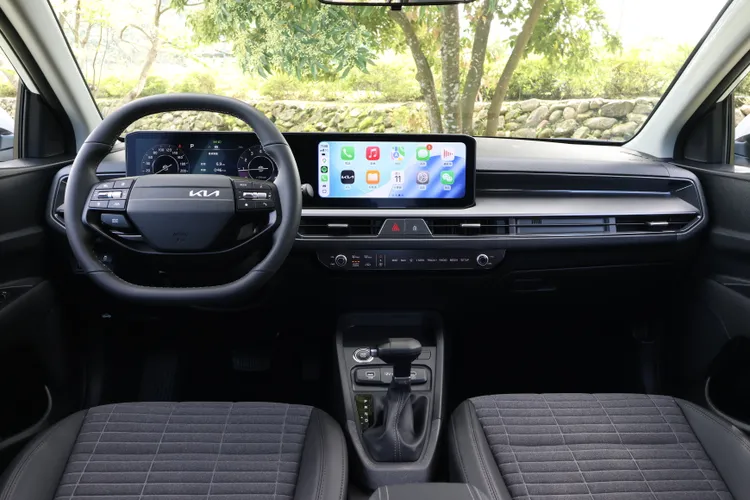 座艙採用全新水平化鋪陳設計，整體風格與品牌旗艦電動休旅EV9相似，大幅提升內裝質感與科技氛圍。林浩昇攝