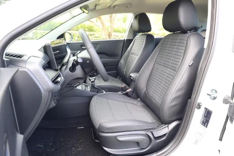 全車座椅採用全新的Melange複合材質包覆，椅面與椅背加入細緻紋理點綴，提升整體質感表現；前座泡棉設定偏向厚實取向，在提供良好支撐性的同時，也兼顧日常乘坐的舒適度。林浩昇攝