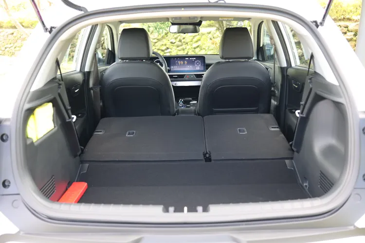 後座採6/4分離式椅背設計，能依照載物需求靈活調整空間運用；當椅背完全傾倒時，行李廂容積可從352公升擴充至1,155公升，大幅提升整體載物彈性與實用性。林浩昇攝