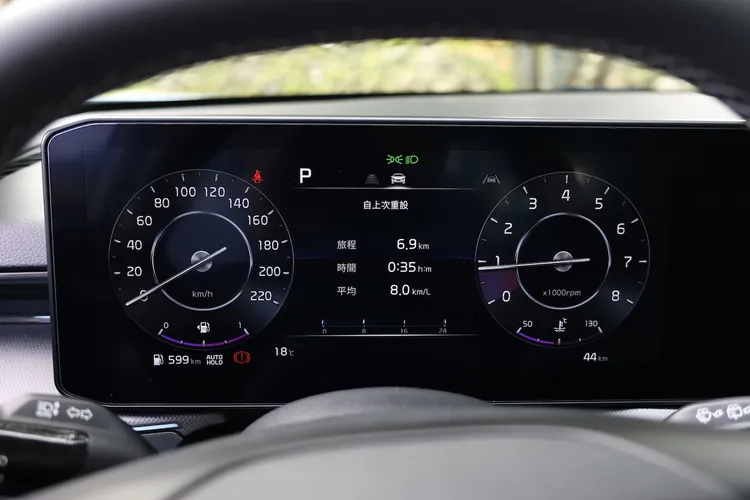 12.3吋數位儀錶提供多種顯示介面設定，雙環式設計可依不同駕駛模式切換主題色彩，中央資訊區則可自由切換里程、油耗與駕駛輔助系統等行車資訊。林浩昇攝