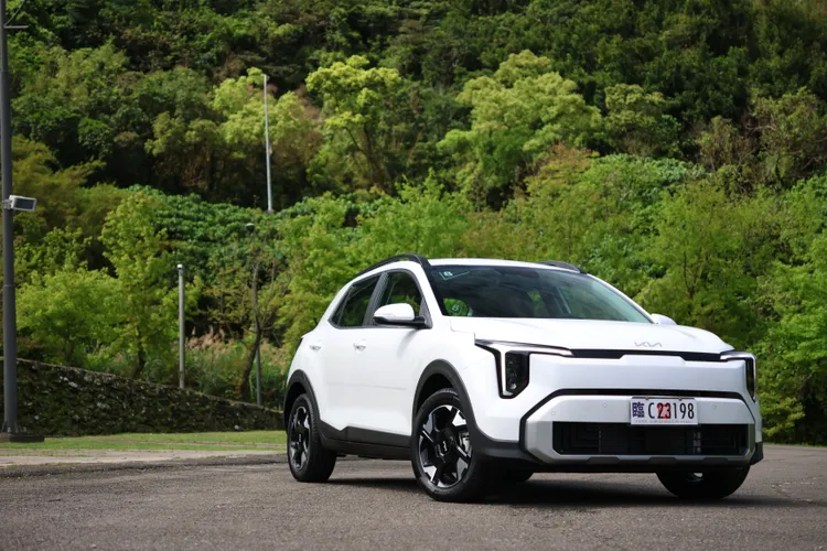 小改款Stonic延續都會跨界定位，在既有緊湊車格下導入品牌新世代設計語彙，讓整體視覺更顯年輕化且具科技氣息。林浩昇攝