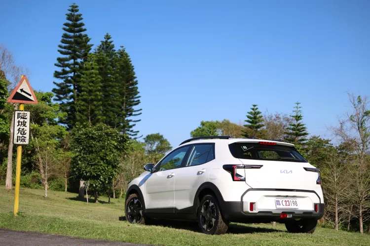 車尾導入分離式星圖尾燈設計，與車頭相呼應的光型語彙，讓整體外觀更具家族一致性。林浩昇攝