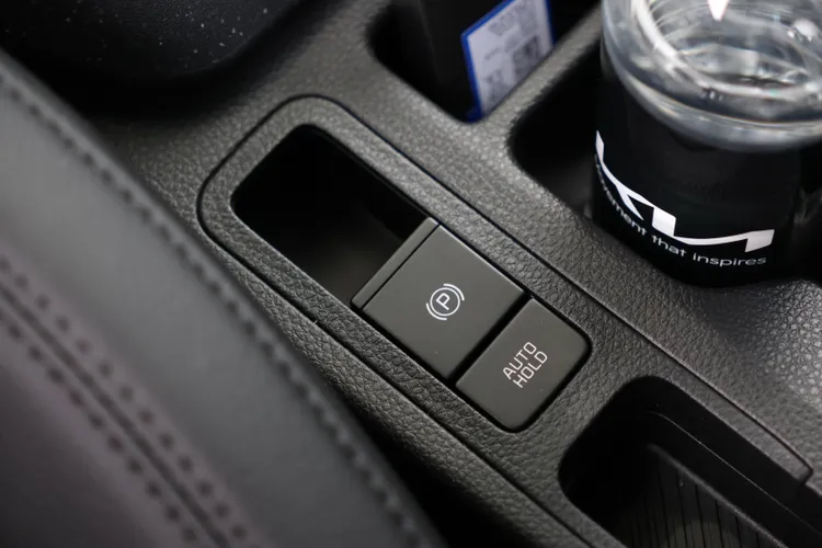 取消傳統手煞車拉桿後，改採EPB電子式手煞車設計，不僅讓中央鞍座釋出更多收納空間，也同步導入Auto Hold自動駐車功能。林浩昇攝