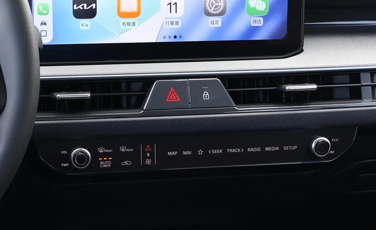 一鍵切換式數位控制面板設計，只需輕觸中央的「箭頭／風扇」圖示，即可在空調與多媒體操作介面間快速切換，讓使用過程更直覺。林浩昇攝