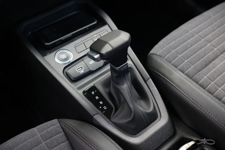 車內在中控台、排檔座等多處使用Smart Lounge紋理飾板，帶來類似石材質感的視覺效果。林浩昇攝