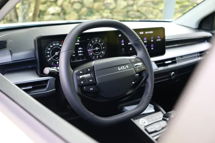 全新雙輻式方向盤造型簡潔前衛，並將駕駛模式切換整合其中，提升操作直覺性與便利性。林浩昇攝