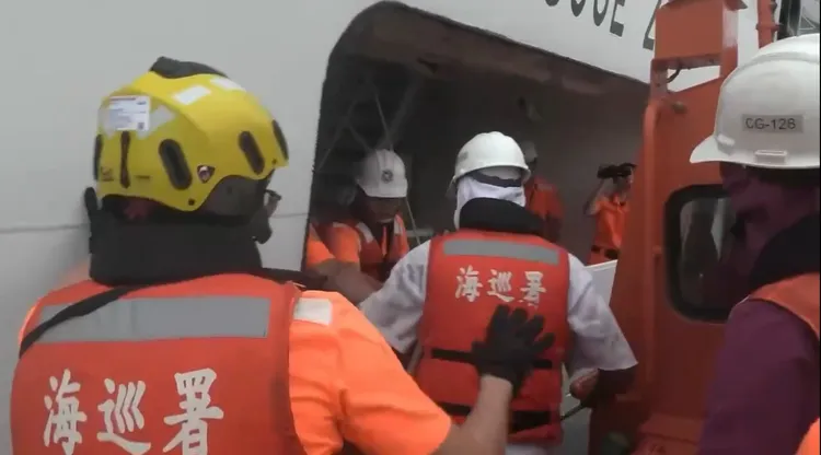 海巡人員進行搜救，現已接駁6名船員。翻攝畫面