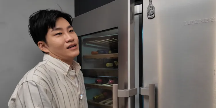 冰箱裡有酒櫃。翻攝Joeman YT