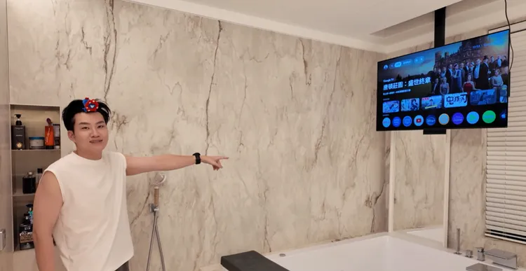 浴室裡有鏡子及電視，是他最滿意的地方。翻攝Joeman YT