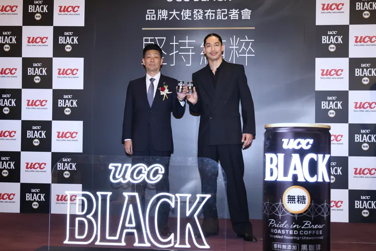 AKIRA（右）與品牌日本行銷負責人啟動儀式。莊宗達攝