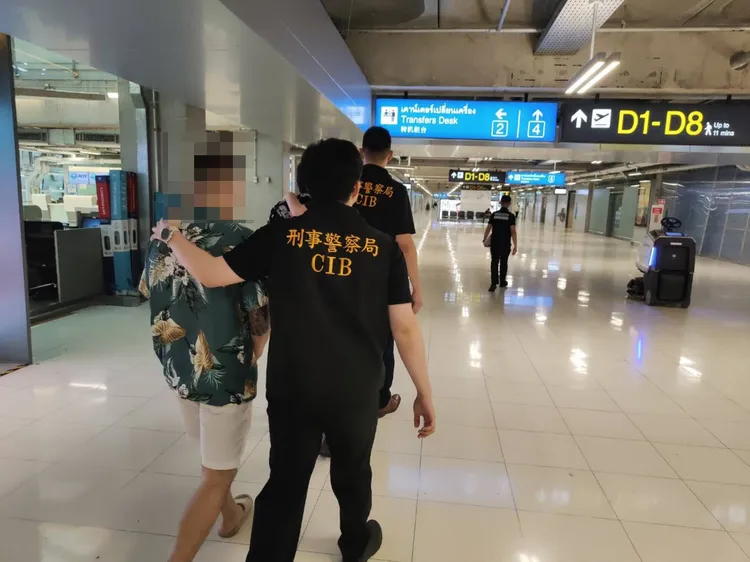 刑事局國際科將2人押解回台。翻攝畫面