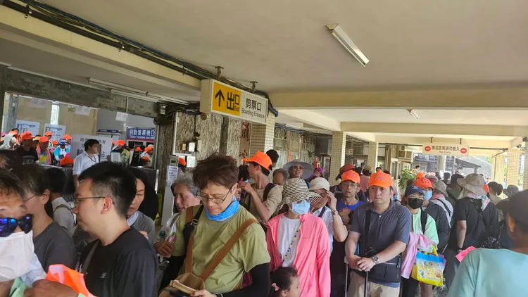 通霄火車站被擠爆。民眾提供