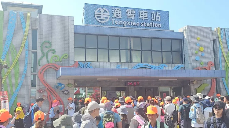 通霄火車站前滿是下車人潮及排隊準備進站的民眾。民眾提供