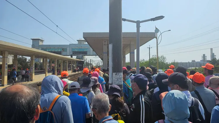 通霄火車站月台人潮。民眾提供