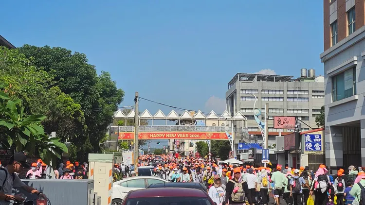 通霄鎮市區被香燈腳擠爆。民眾提供