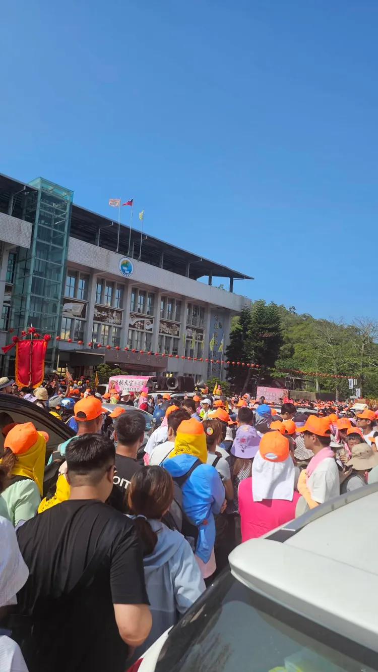 通霄鎮公所前盛況。民眾提供