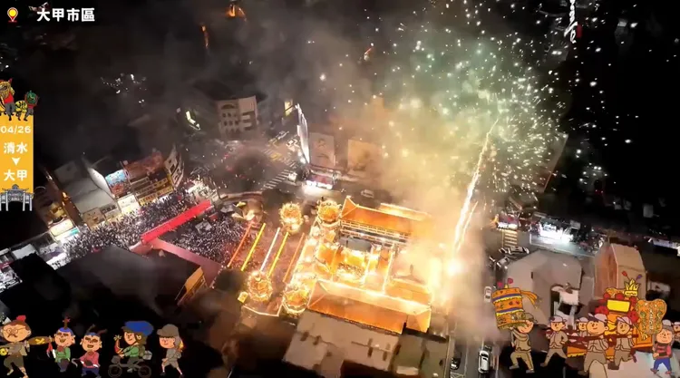 大甲媽祖回鑾，鎮瀾宮上空煙火照亮大甲城。翻攝大甲鎮瀾宮直播