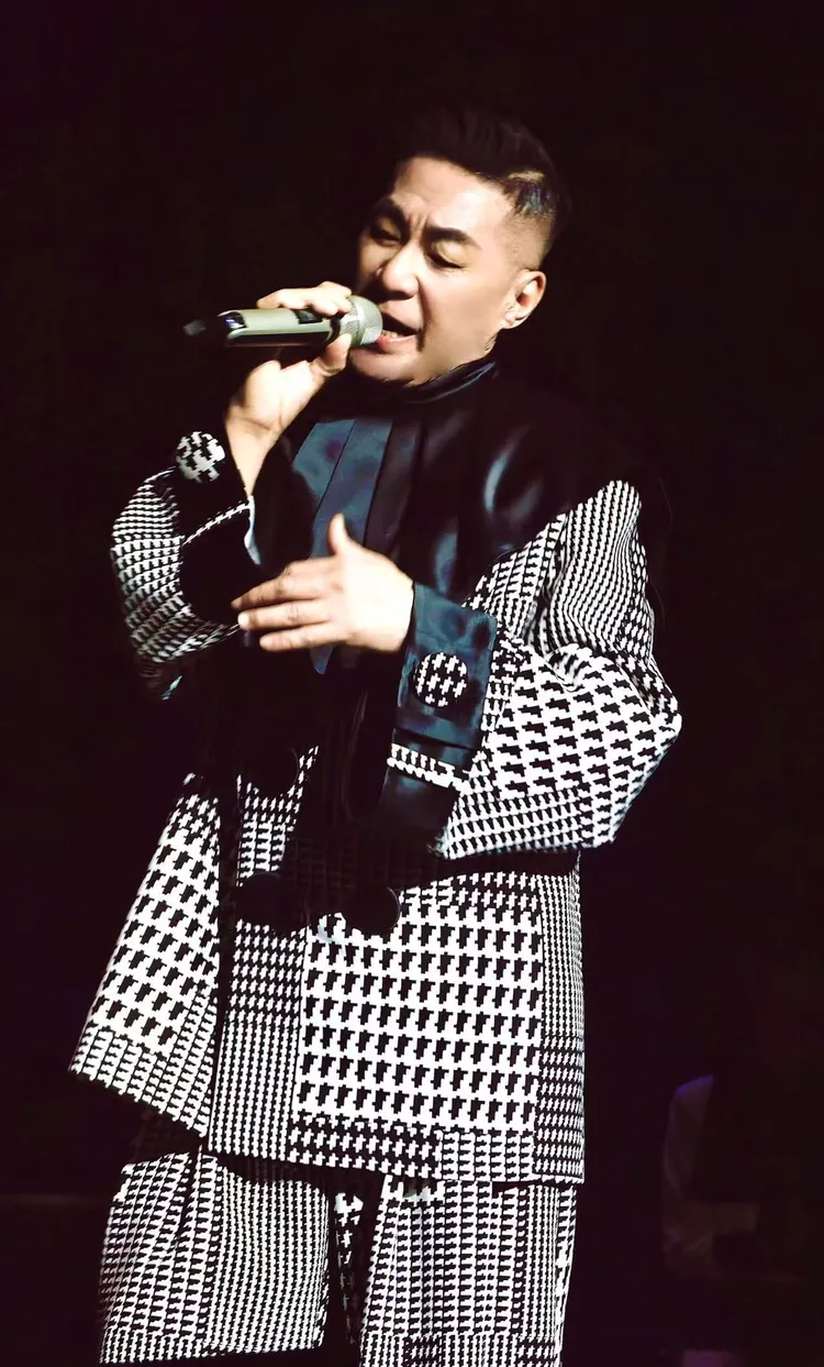 文章《故鄉的雲》第一句唱出口的瞬間，全場像被按下某個開關——掌聲、尖叫。翰森娛樂提供