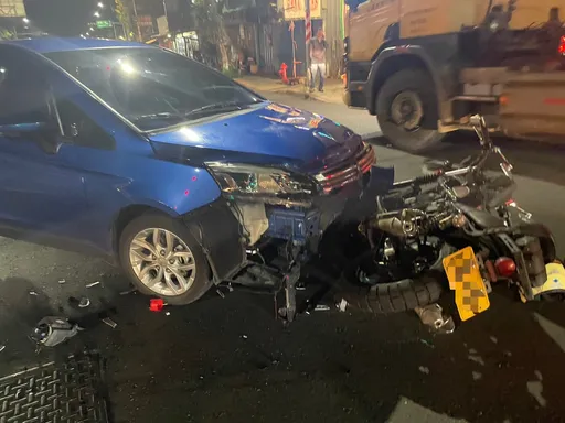 疑轉彎車未禮讓直行車！大型重機被撞成廢鐵　騎士擦挫傷送醫