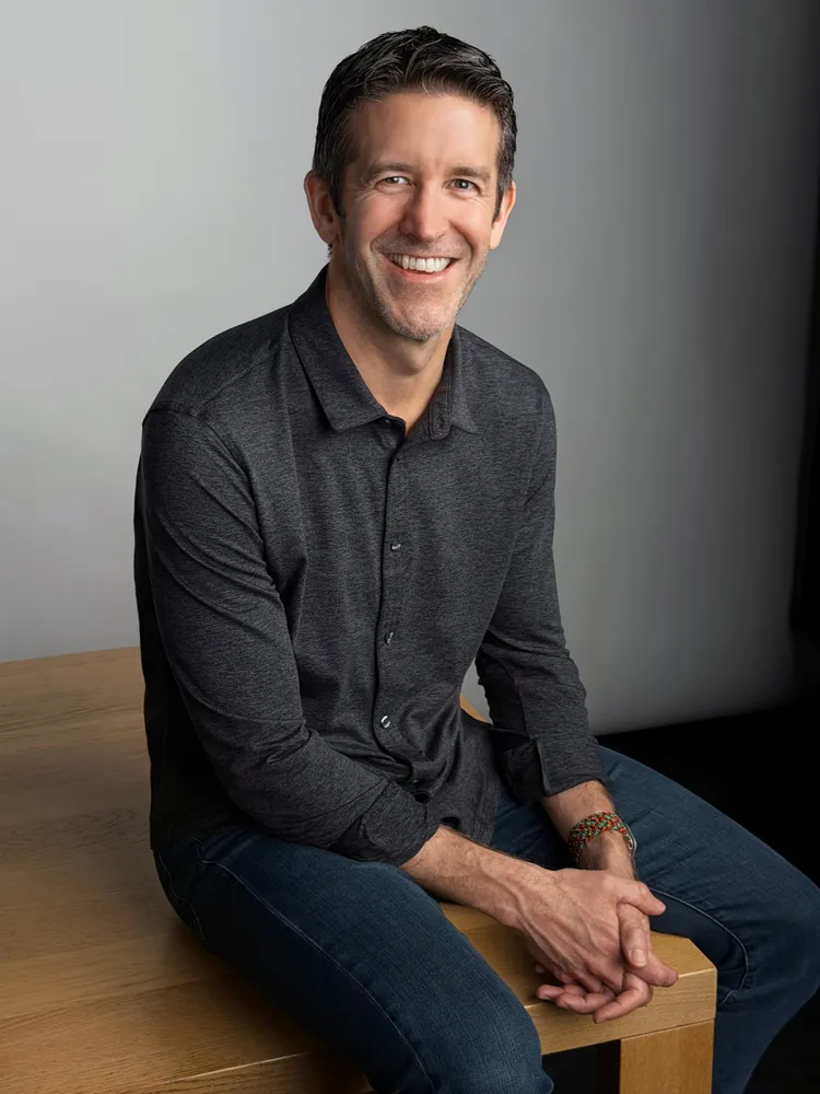 特納斯自2001年加入Apple Inc.，長期主導iPhone、Mac等產品硬體開發，將於2026年9月1日接任執行長。Apple提供