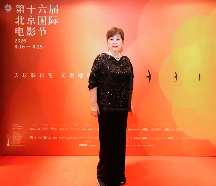 甄珍受邀出席北京電影節，氣質典雅，氣色紅潤。甄珍提供