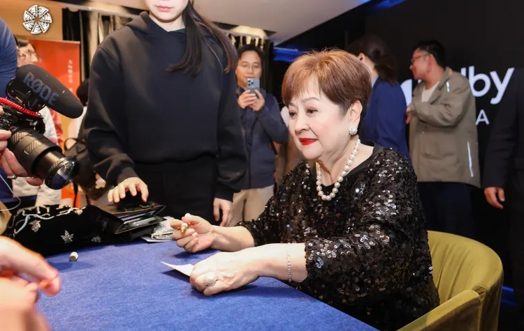 甄珍親切為影迷簽名。翻攝北京電影節官網