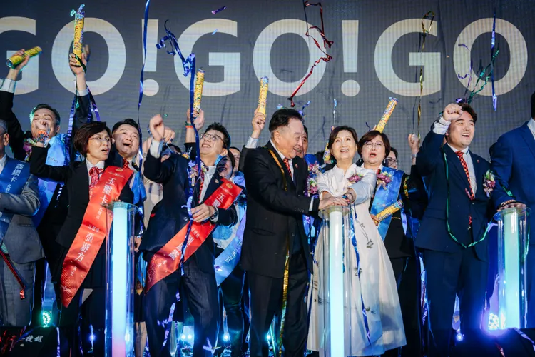 台上台下齊呼口號。紅崴科技提供