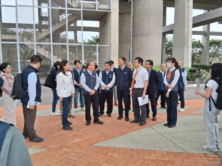 交通部政務次長陳彥伯（前排左起3）視察高鐵動線及接駁車站點規劃。交通部提供