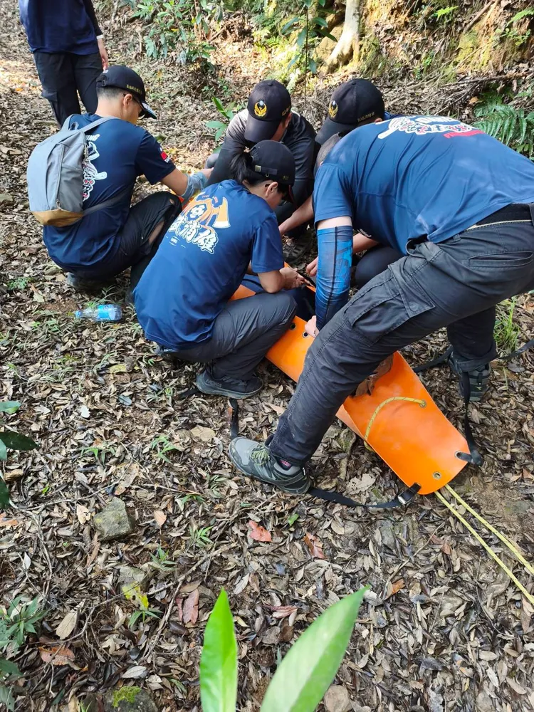警消前往浸水營古道將閃到腰男子救下山。消防局提供