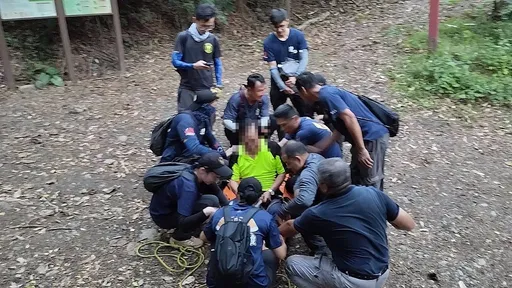 52歲男浸水營古道登山健行閃到腰　警消花6小時營救