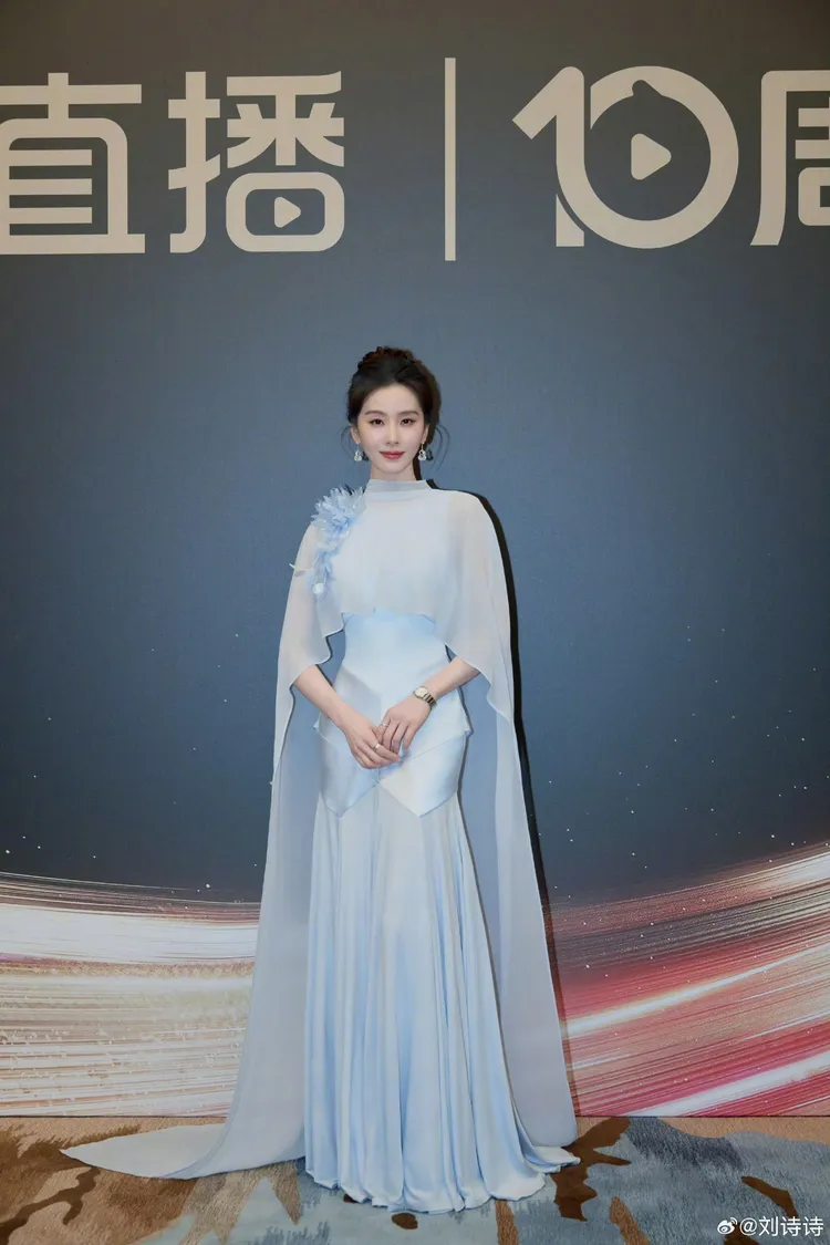 劉詩詩換上self-portrait的訂製水藍色雪紡禮服。翻攝劉詩詩微博
