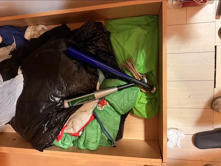 警方逮捕8嫌後查扣鋁棒等證物。翻攝照片