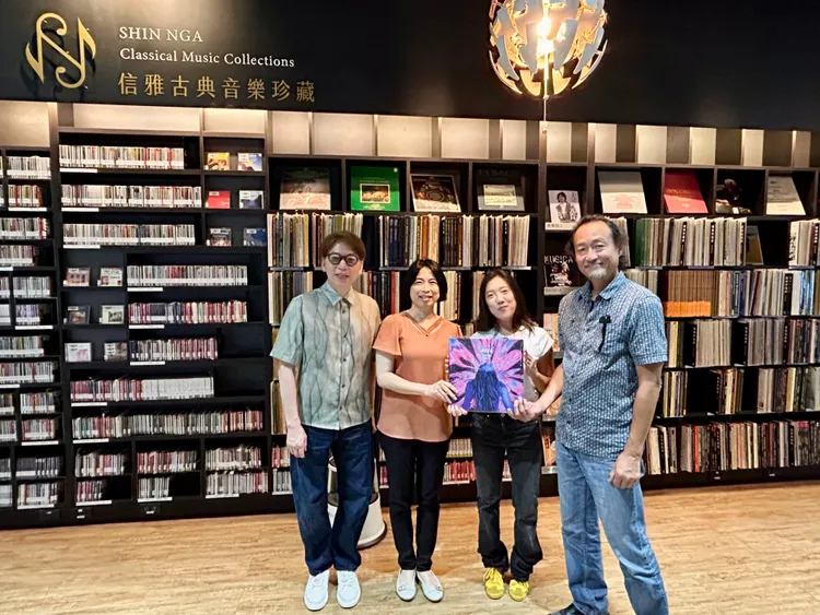 洪敬堯（左起）、圖書館館長楊馥菱、李竺芯和鍾興民。台南市立圖書館提供