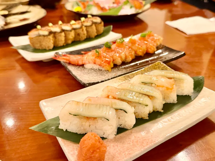 新春季菜單推出「魚子醬胭脂蝦握壽司」、「花枝明太子箱壽司」等料理。莊偉祺攝