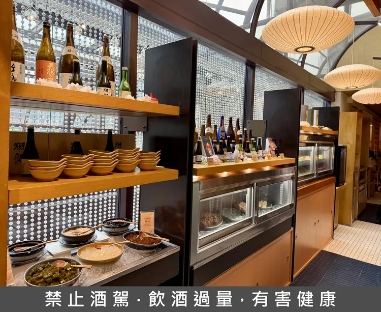 「彩日本料理」甜點、飲品餐檯區。莊偉祺攝